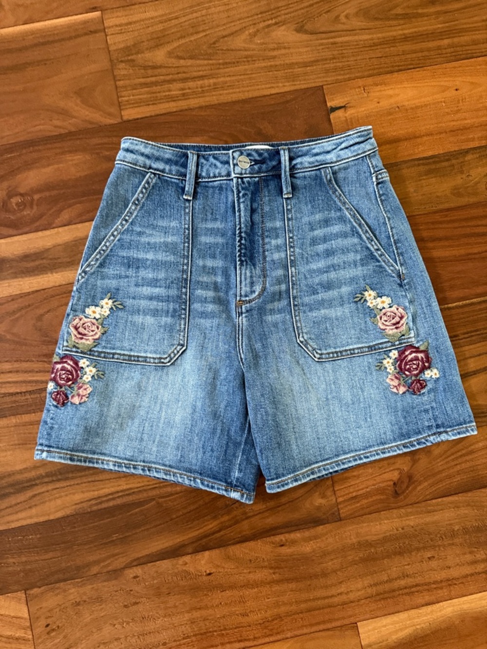 DRIFTWOOD High Waist Floral Embroidered Utility Shorts 26 - Picture 3 of 6